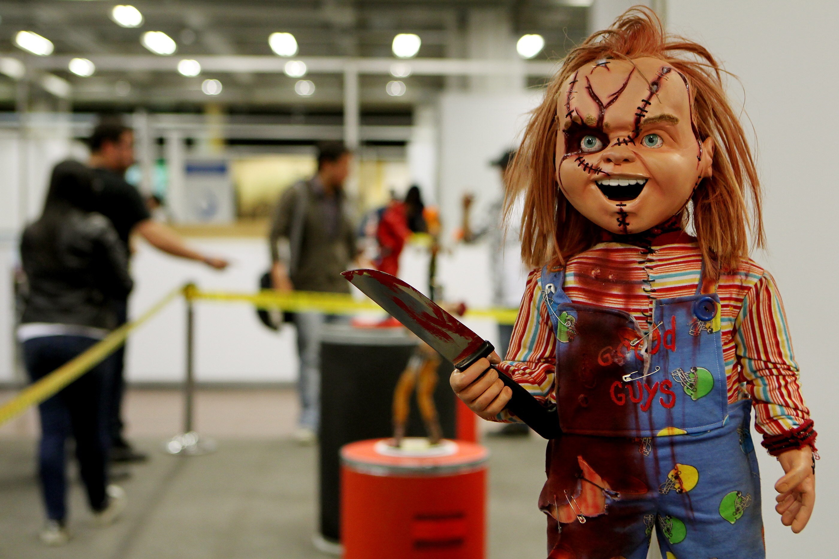 "Child’s Play” es una película de culto de los ochenta. En ella, un muñeco pelirrojo, con un peto azul y jersey a rayas cobra vida y se cobra vidas. El muñeco Chucky original era “Robert the doll” y estaba vestido con un traje de marinero. Foto Prensa Libre: EFE