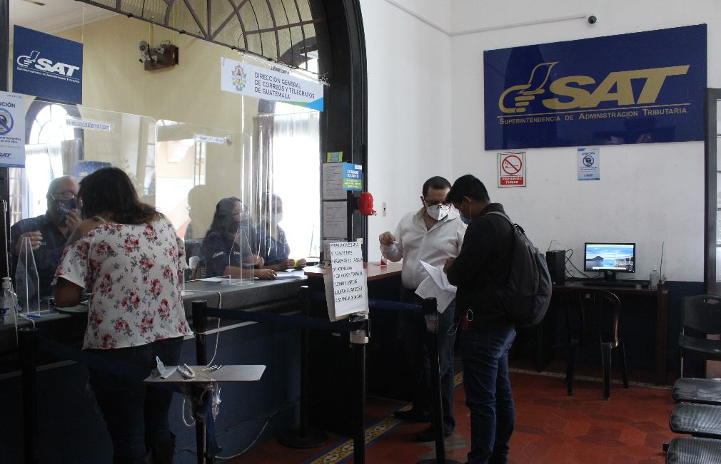 Tras tres años de no operar, la oficina de Correos y Telégrafos de Guatemala retorna a sus funciones con más de 27 mil paquetes en la Aduana de Fardos Postales. (Foto Prensa Libre: Esbin García)