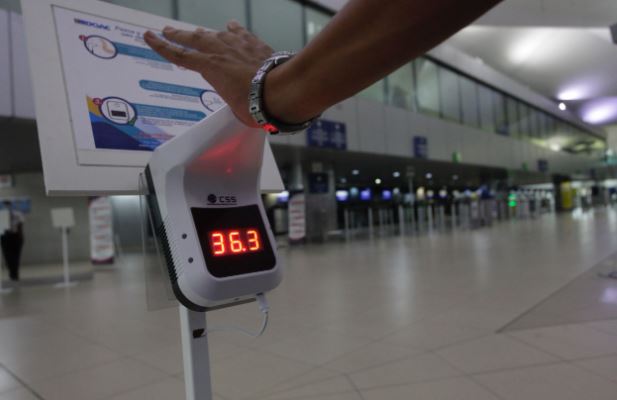 El Aeropuerto Internacional La Aurora ya cuenta con medidas de prevención ante la llegada y salida de viajeros. (Foto Prensa Libre: Noé Medina)