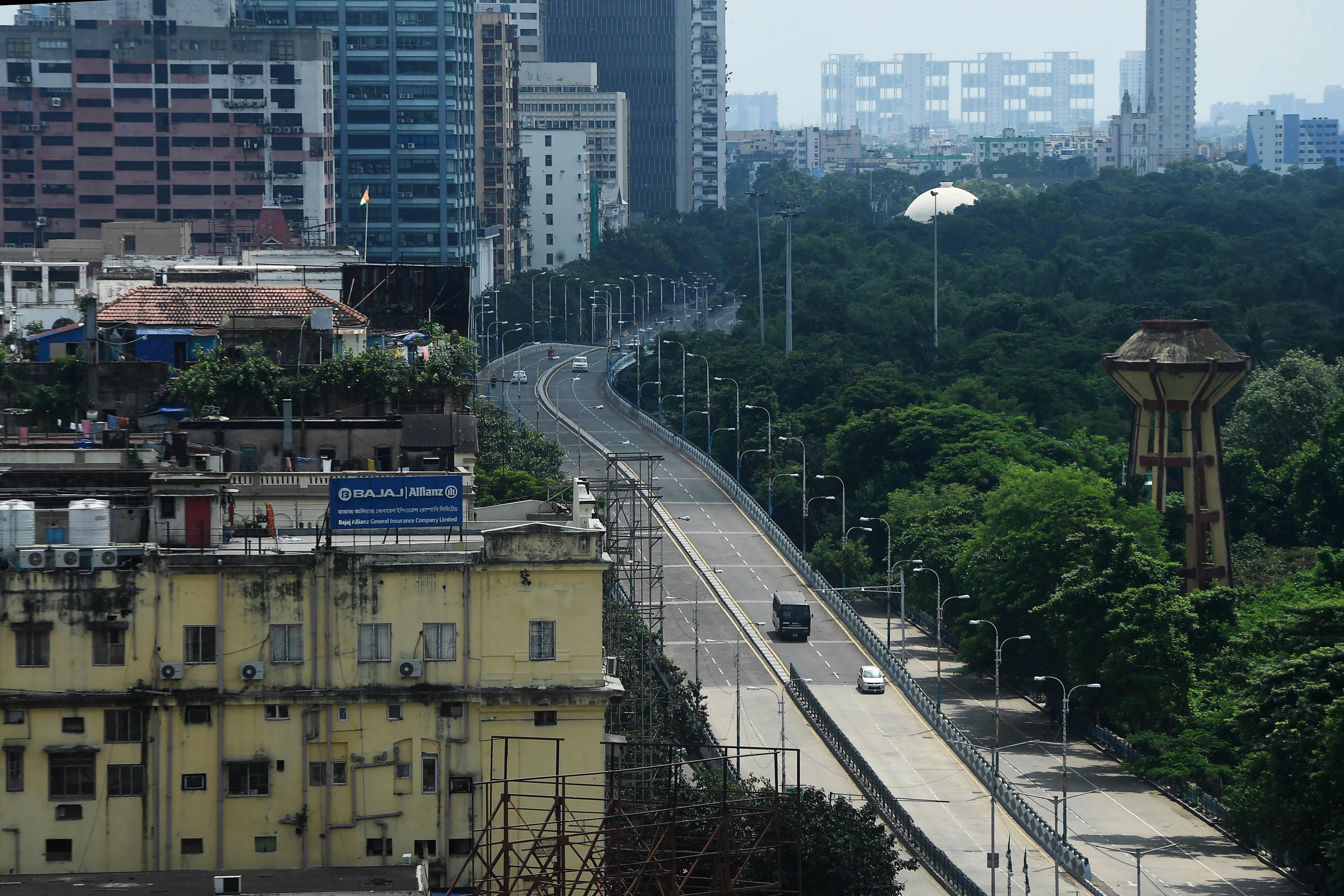 Vista de una calle desolada en Kolkata, India, durante un día de confinamiento obligado para prevenir contagios de coronavirus. (Foto Prensa Libre: AFP)