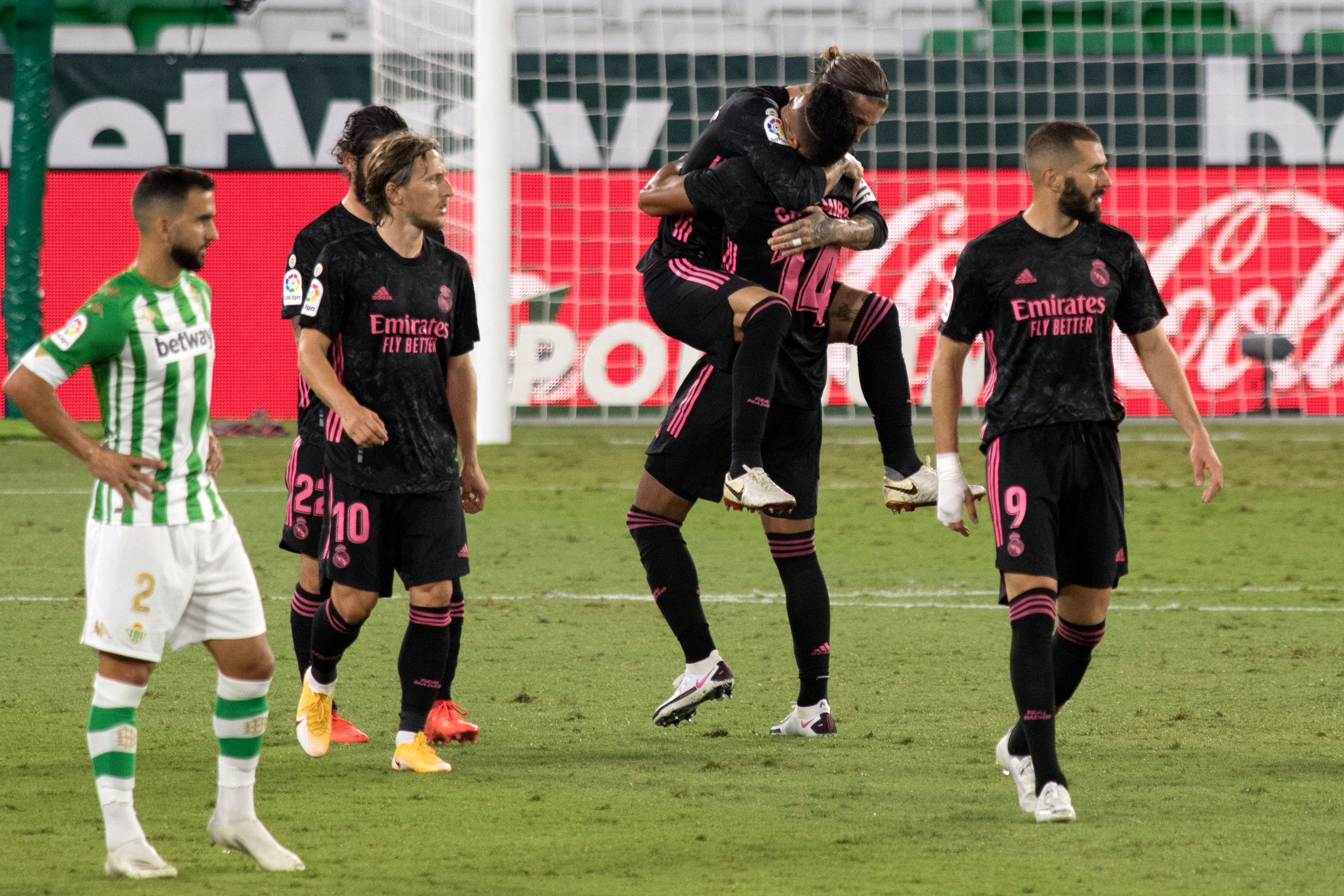 Sergio Ramos  celebra con sus compañeros después de anotar en e partido contra el Real Betis. (Foto Prensa Libre: AFP).