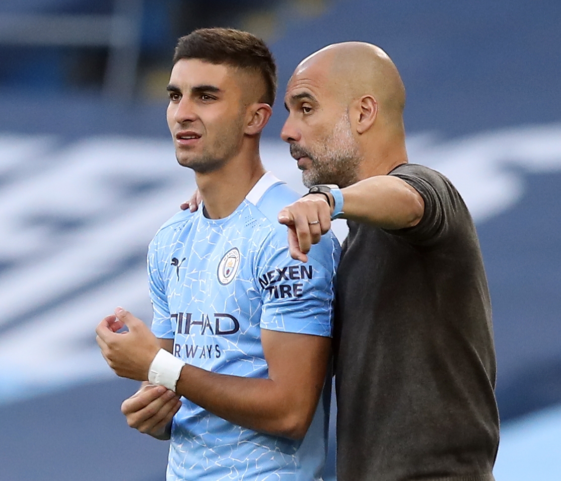 El mediocampista español, Ferran Torres (I) recibe instrucciones del entrenador del Manchester City, Pep Guardiola durante un juego en la Premier League. Guardiola confirmó que Torres le dijo que quería marcharse al FC Barcelona. Foto Prensa Libre: AFP.