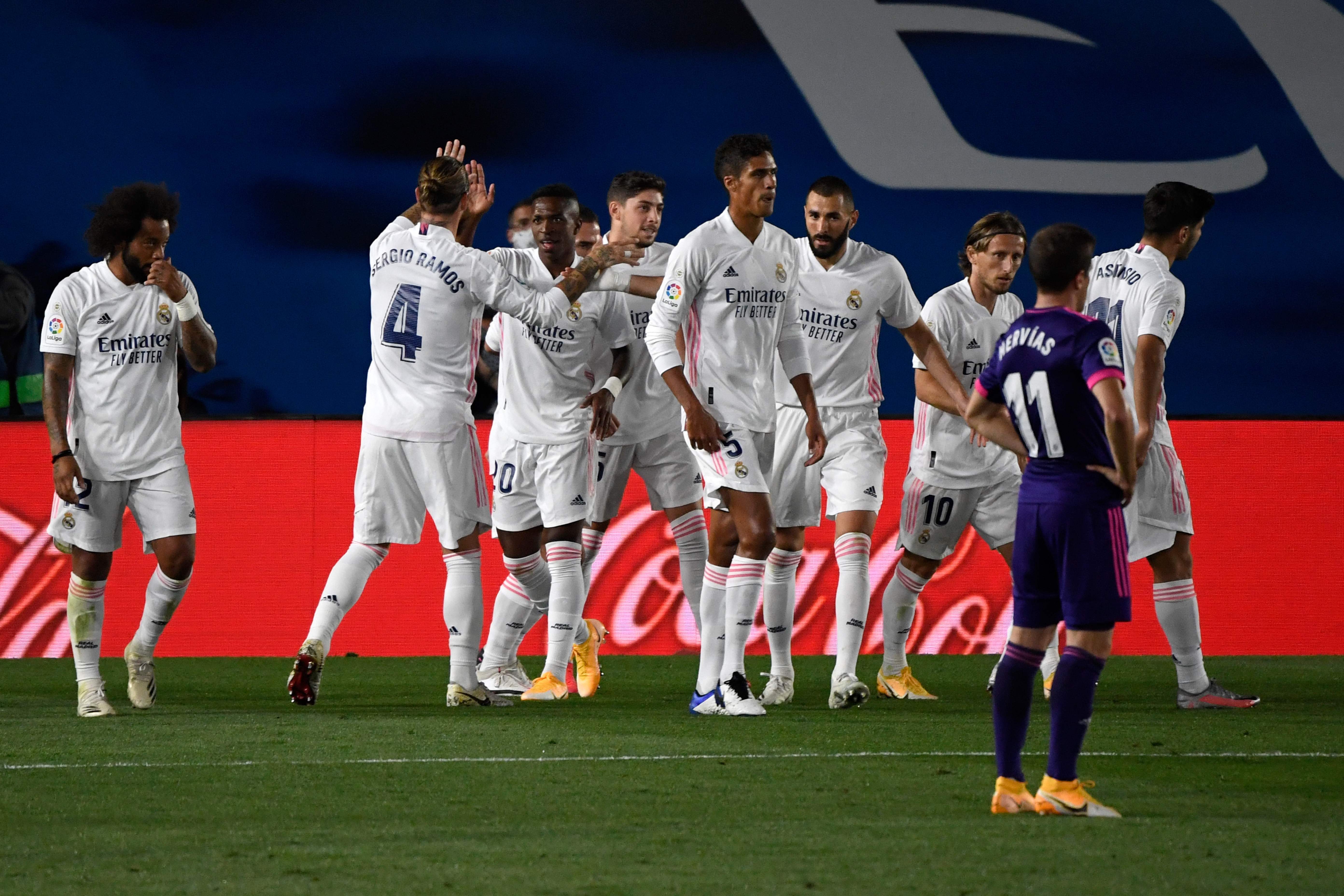 Vinicius Junior (C) celebra la anotación que significó el triunfo del Real Madrid  (Photo by PIERRE-PHILIPPE MARCOU / AFP)