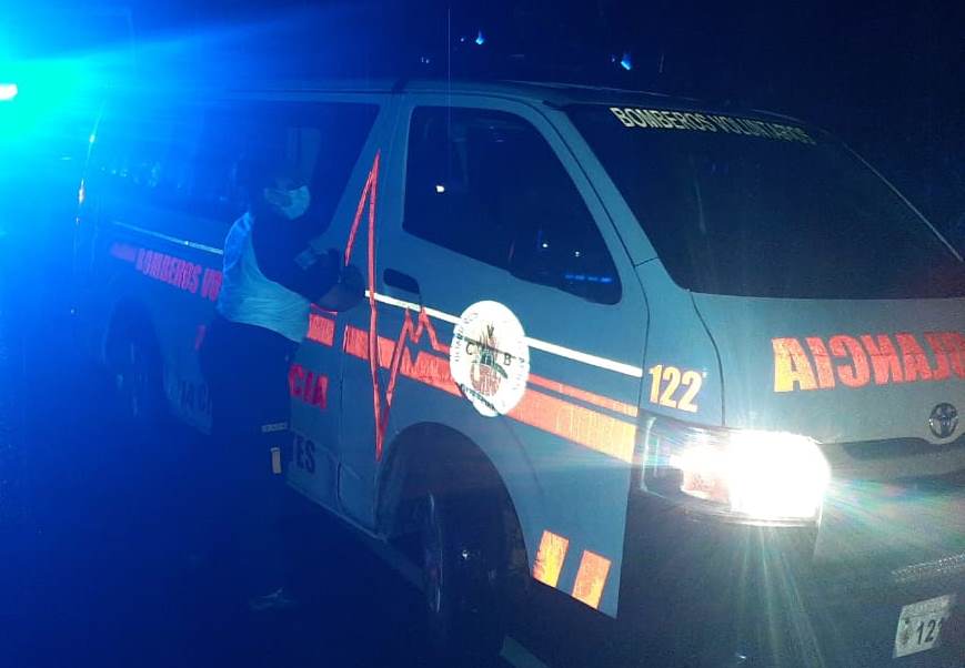 Socorristas atendieron a una persona que sufrió una herida cuando colapsó parte del techo de su casa, en la zona 7 capitalina. (Foto Prensa Libre: imagen de referencia de Bomberos Voluntarios)