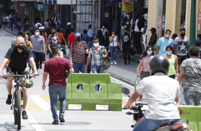 A principios de octubre se reabren los cines, bares, conciertos, parques, piscinas y otros servicios, incluso en alerta roja. (Foto Prensa Libre: Hemeroteca)