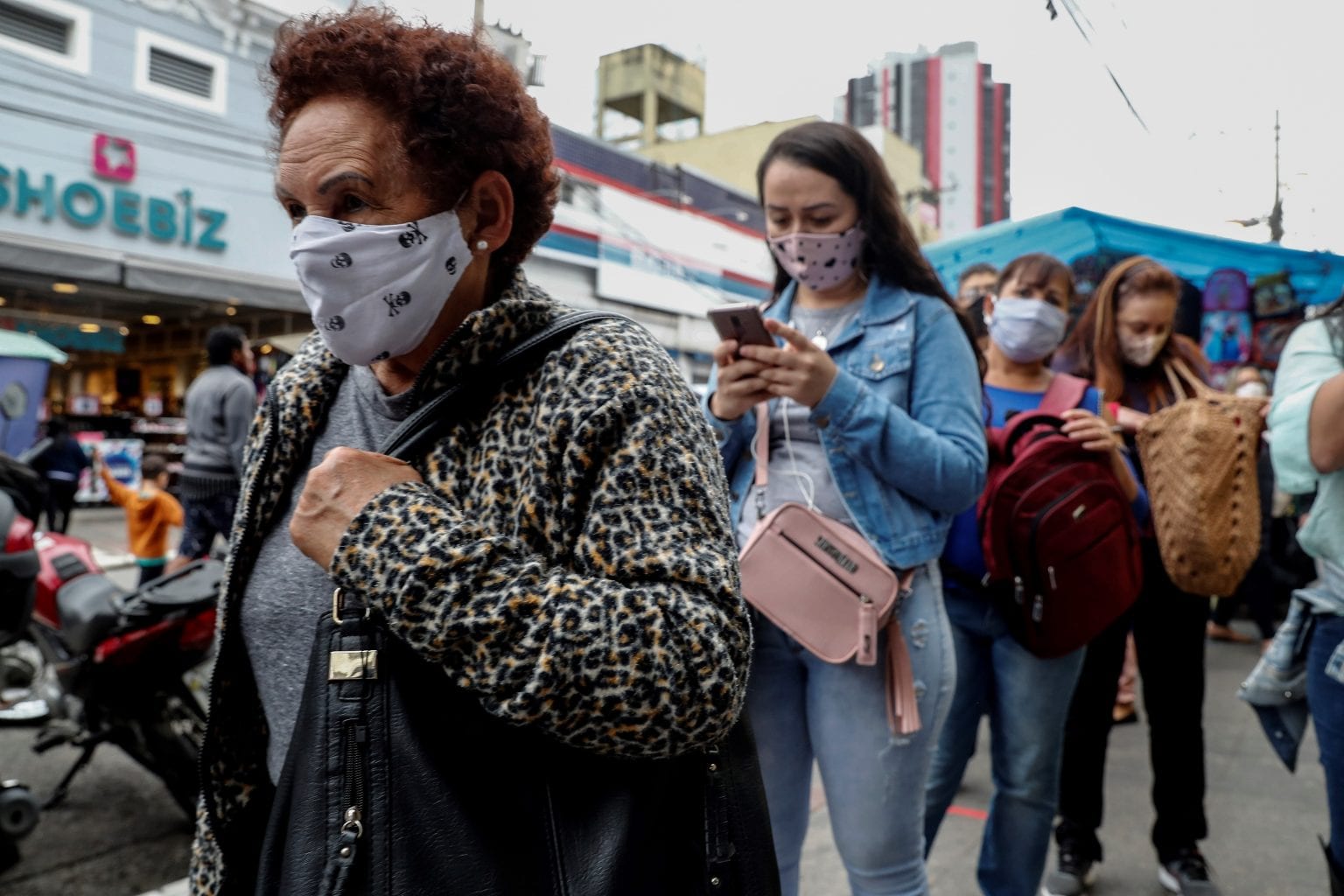 Estudio sustenta que las personas asintomáticas son “los pilares de la diseminación” del virus. Foto vía EFE