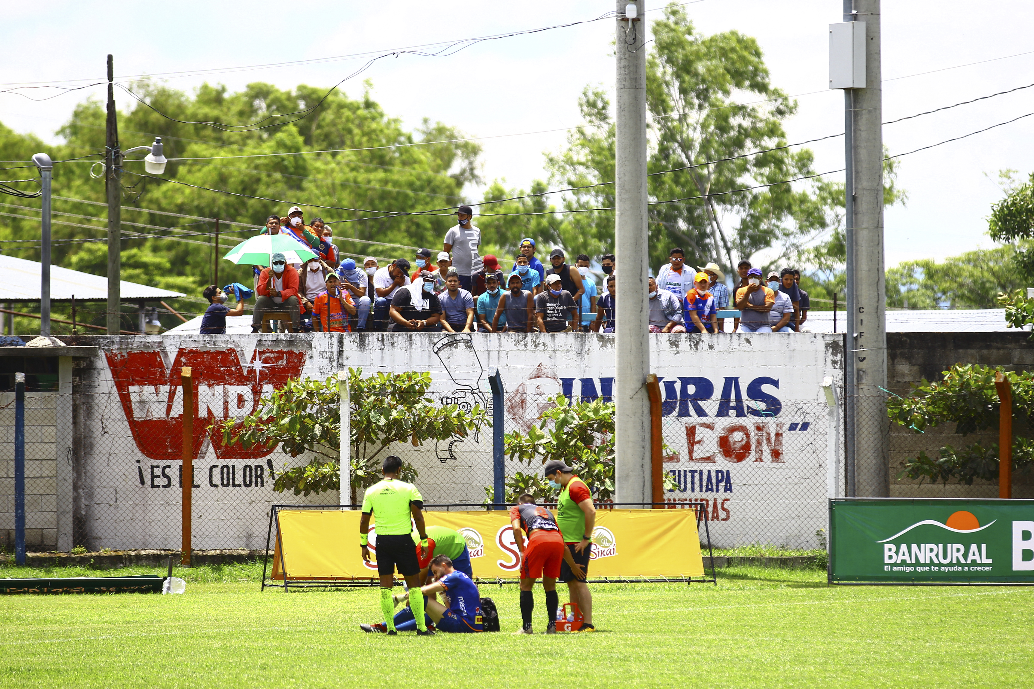 Los orientales colocaron unos camiones con carrocería para el trasporte de ganado para presenciar el encuentro. Foto Prensa Libre: Luis López.