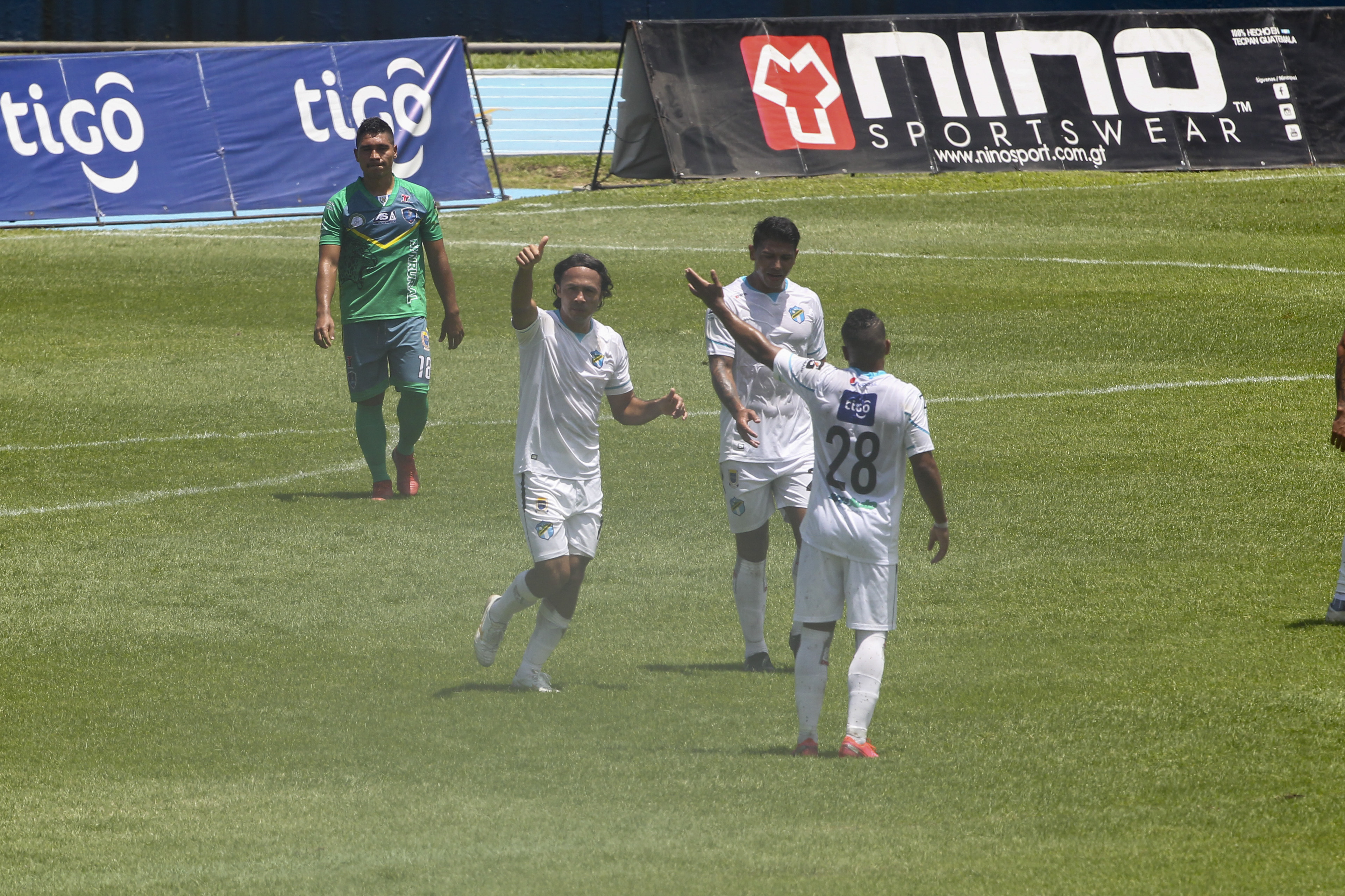 Agustín Herrera marcó un doblete para la victoria crema 2-0 sobre Santa Lucía. Foto Prensa Libre: Norvin Mendoza