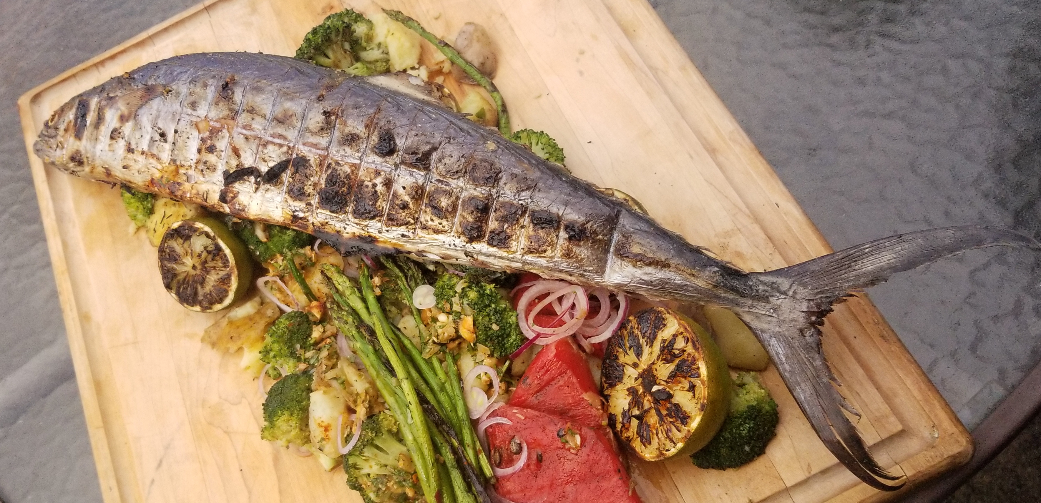 Pez sierra a la parrilla con vinagreta de camarón y relleno de acelga es la original, nutritiva y suculenta receta del chef Nery Fernández, para degustar del pescado de una manera diferente, acompañado de una guarnición de papas coloradas, brócoli y sandía. (Foto  Prensa Libre, Irene Morales)