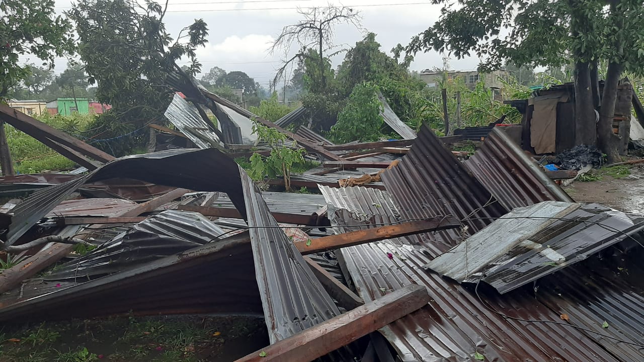 En Huhuetenango los ventarrones volaron varios techos. (Foto: Conred)