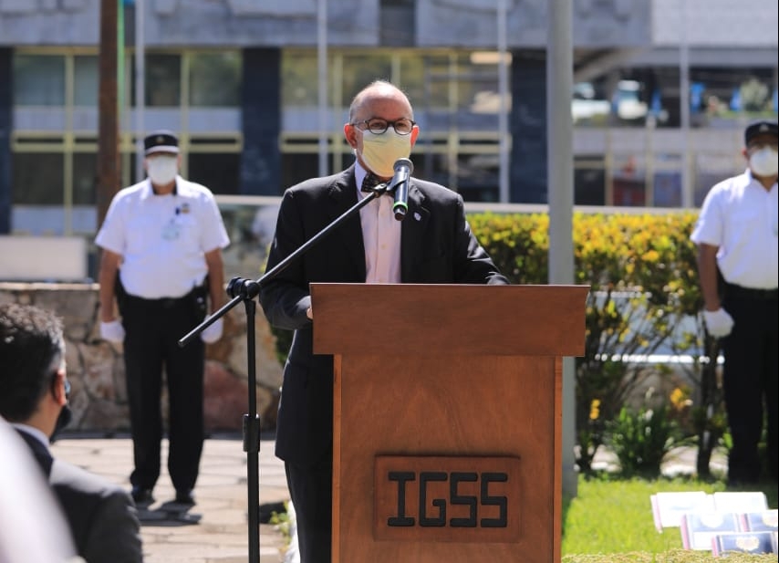 Edwin Asturias, director de la Coprecovid, asistió a un acto en homenaje al personal fallecido del IGSS durante la emergencia del coronavirus. (Foto Prensa Libre: IGSS)