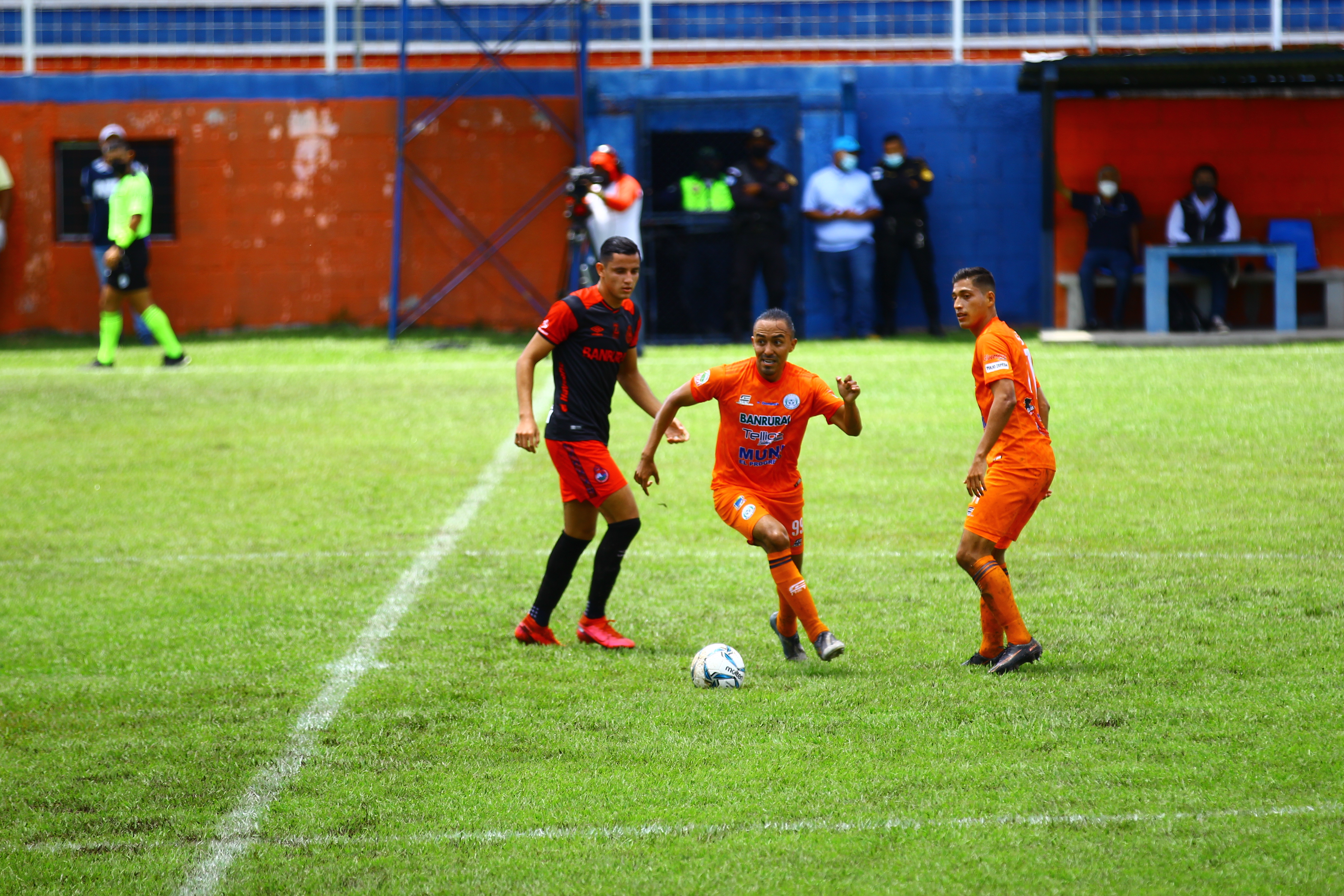 Acción durante el partido entre Achuapa y Municipal, en la cuarta jornada. (Foto Prensa Libre: Luis López)