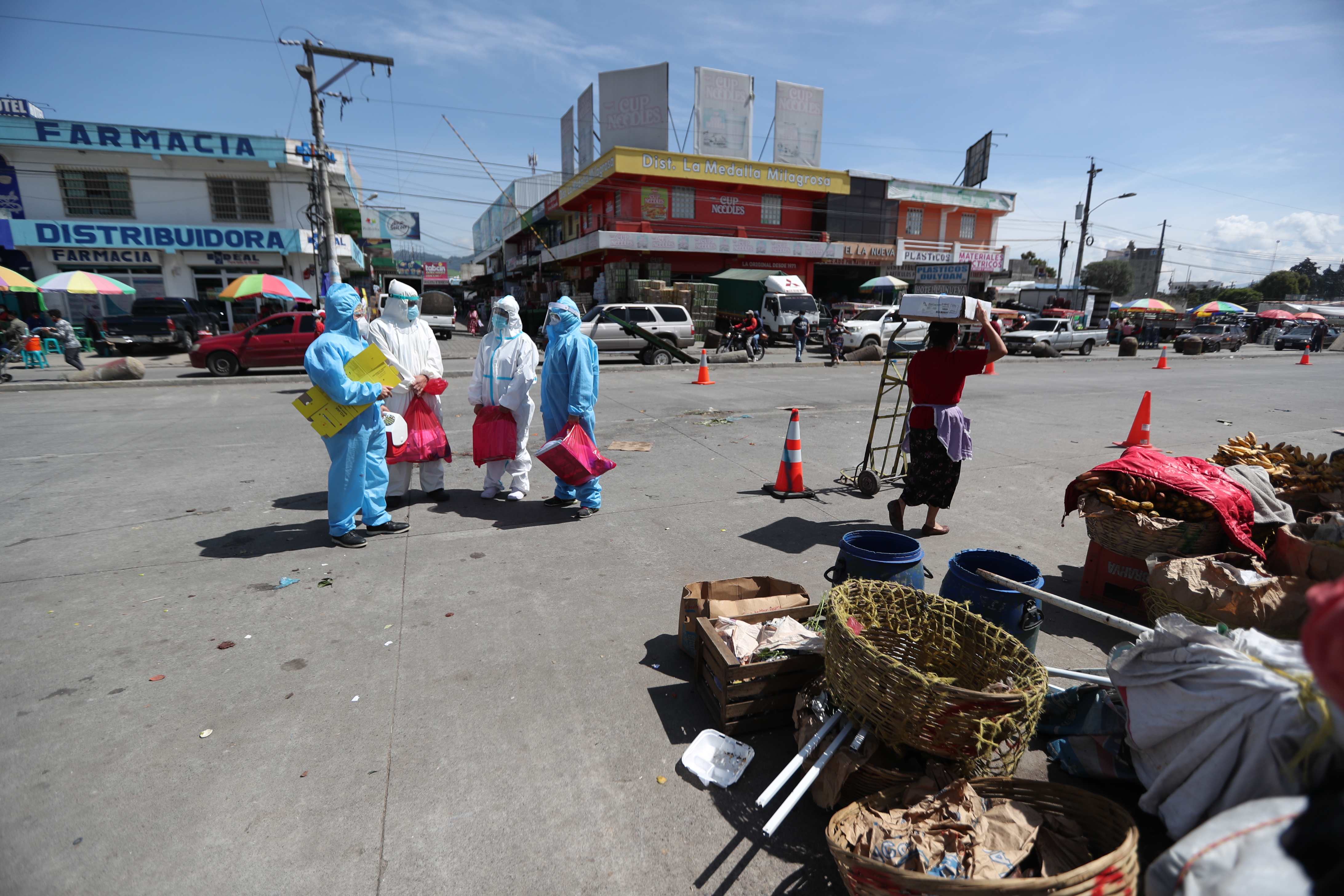 Personal de Salud llegó al mercado terminal Minerva, zona 3 de Xela, para hacer pruebas a los comerciantes. (Foto Prensa Libre: María Longo) 