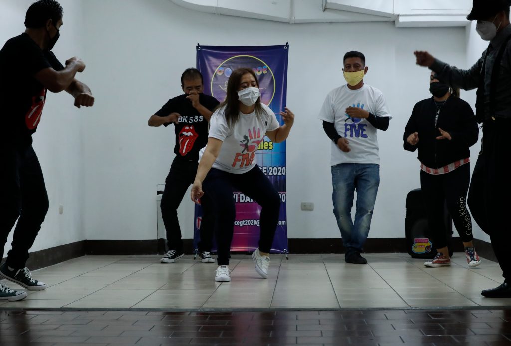 Exmiembros de La 33, La Five y Plaza Vivar, participan en Covid Dance 2020, un concurso que recordó esos movimientos de los 80. Foto: Esbin García