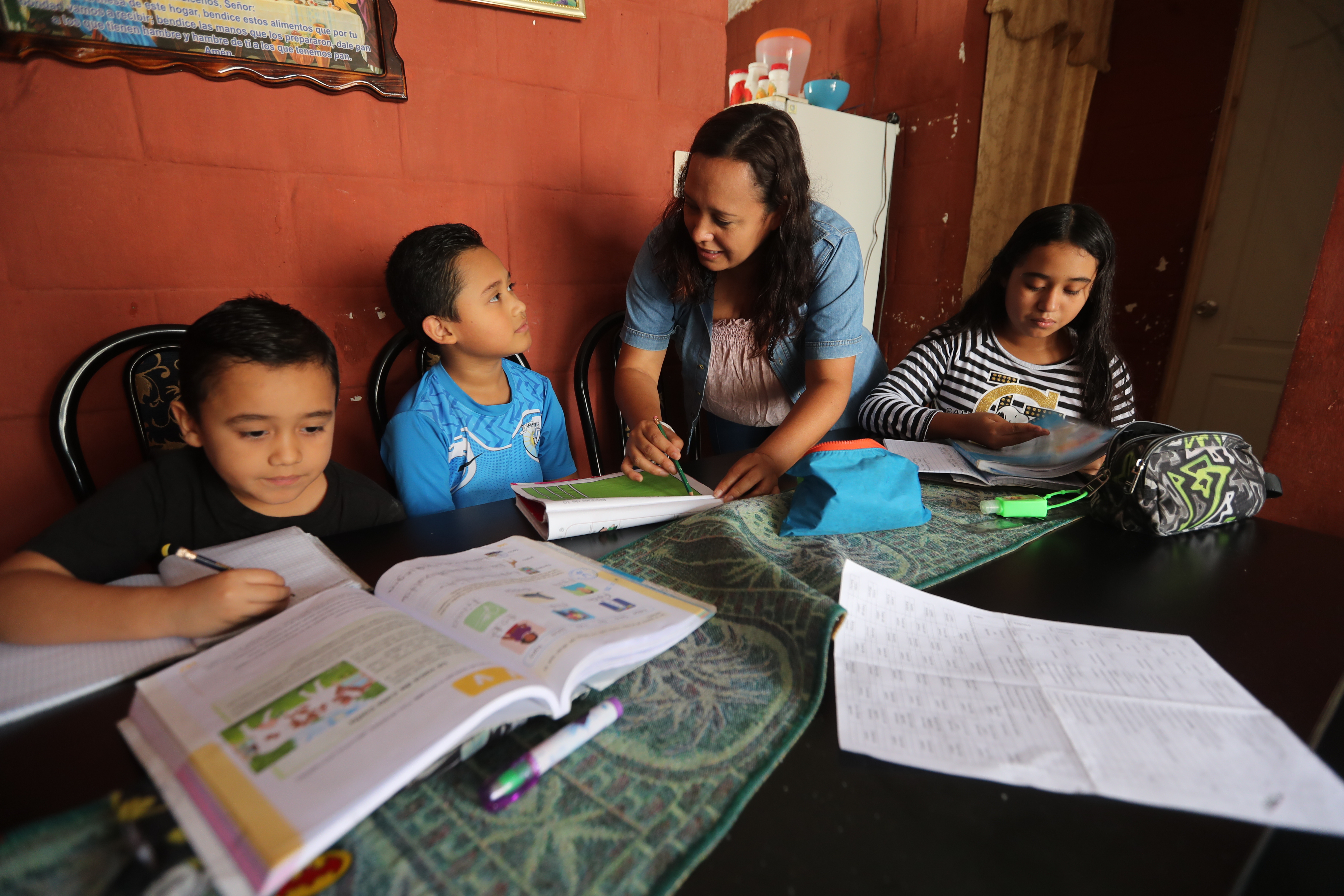 Mientras el Mineduc aún no define cómo iniciará el ciclo escolar 2021, muchos colegios ya han optado por planificar las actividades a distancia. (Foto Prensa Libre: Érick Ávila)