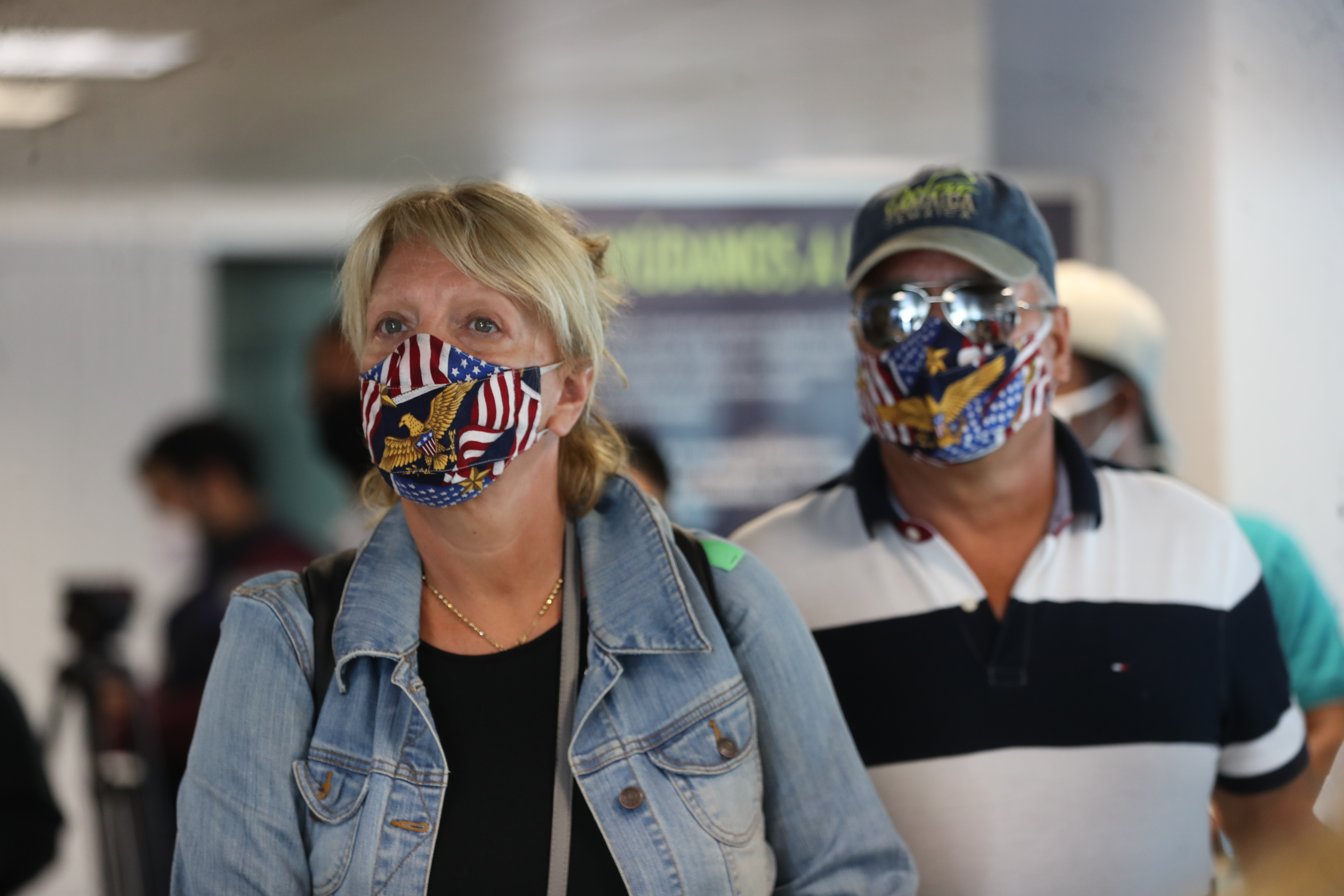 Una pareja utiliza mascarillas para protegerse del coronavirus mientras esperan para abordar un avión en un aeropuerto de Estados Unidos. (Foto: Hemeroteca PL)