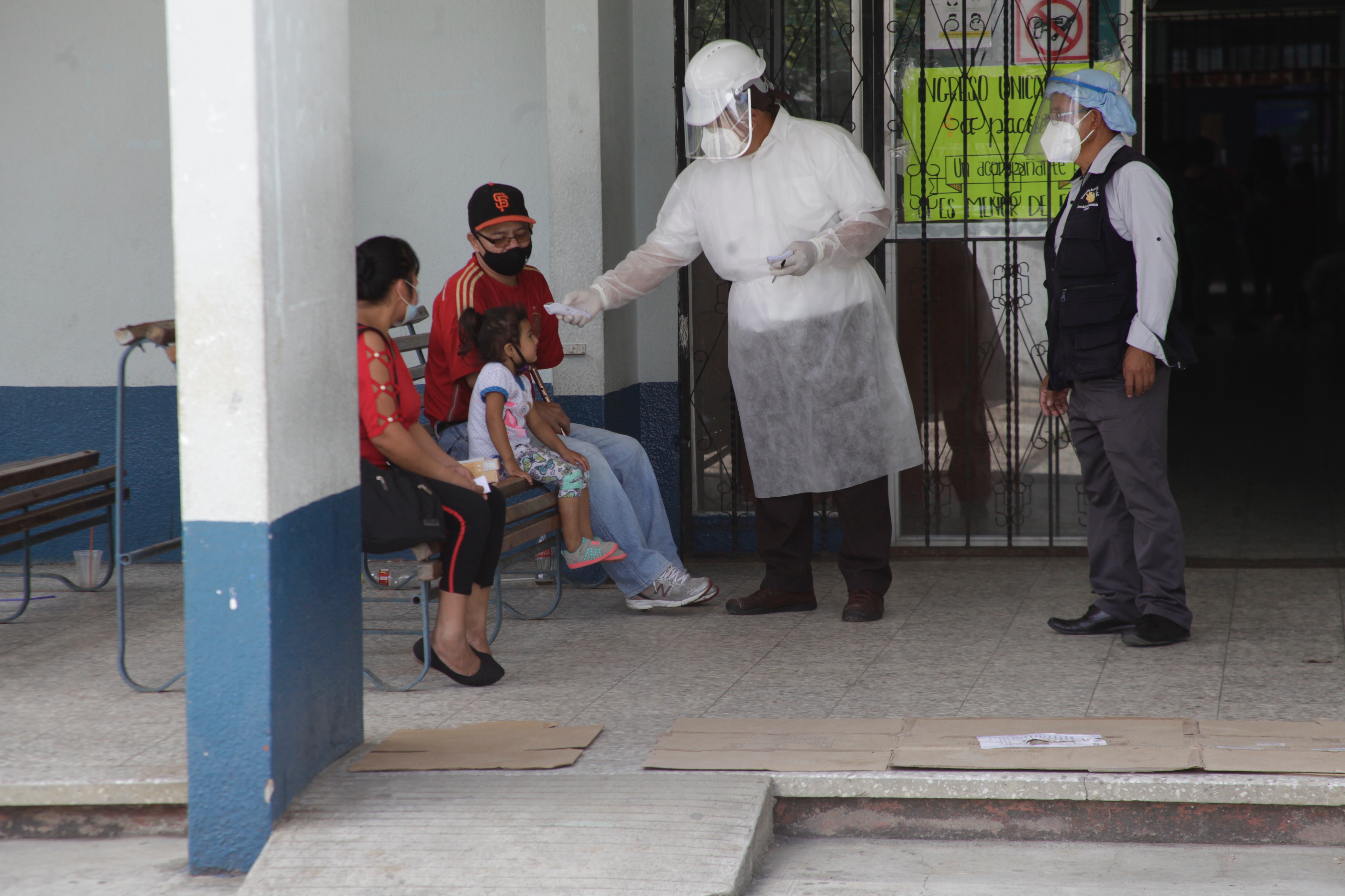 En los centros de salud tienen pruebas de covid-19 pero solo las practican a pacientes que presenten síntomas de coronavirus. (Foto Prensa Libre: Hemeroteca PL)