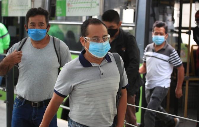 Varias oficinas, comercios y fábricas han ido retomando en forma paulatinamente sus labores pero muchos empleos se perdieron o siguen suspendidos. (Foto, Prensa Libre: Hemeroteca PL).