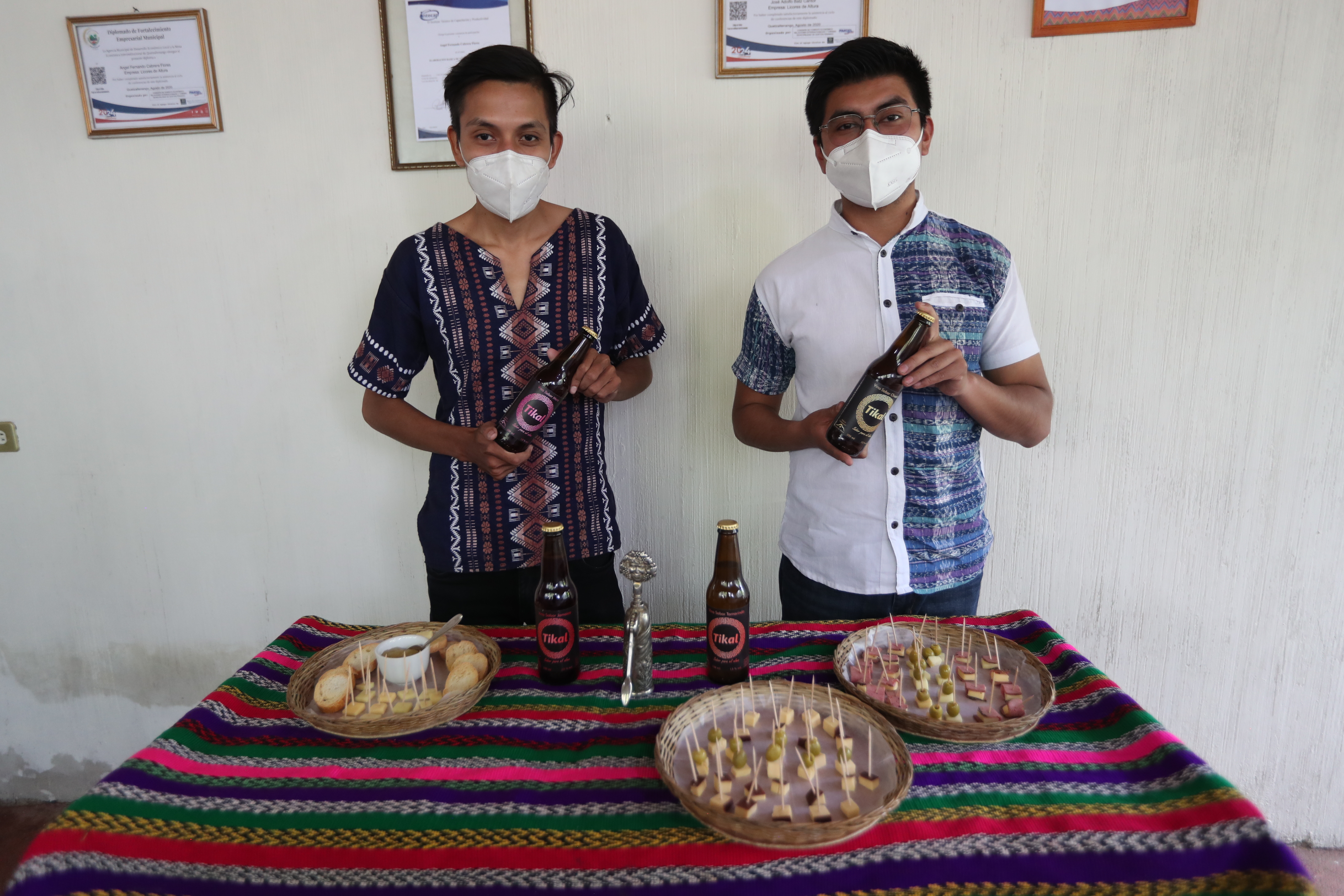 Los jóvenes fabrican el vino en una vivienda ubicada en la zona 4 de Xela. (Foto Prensa Libre: María Longo) 