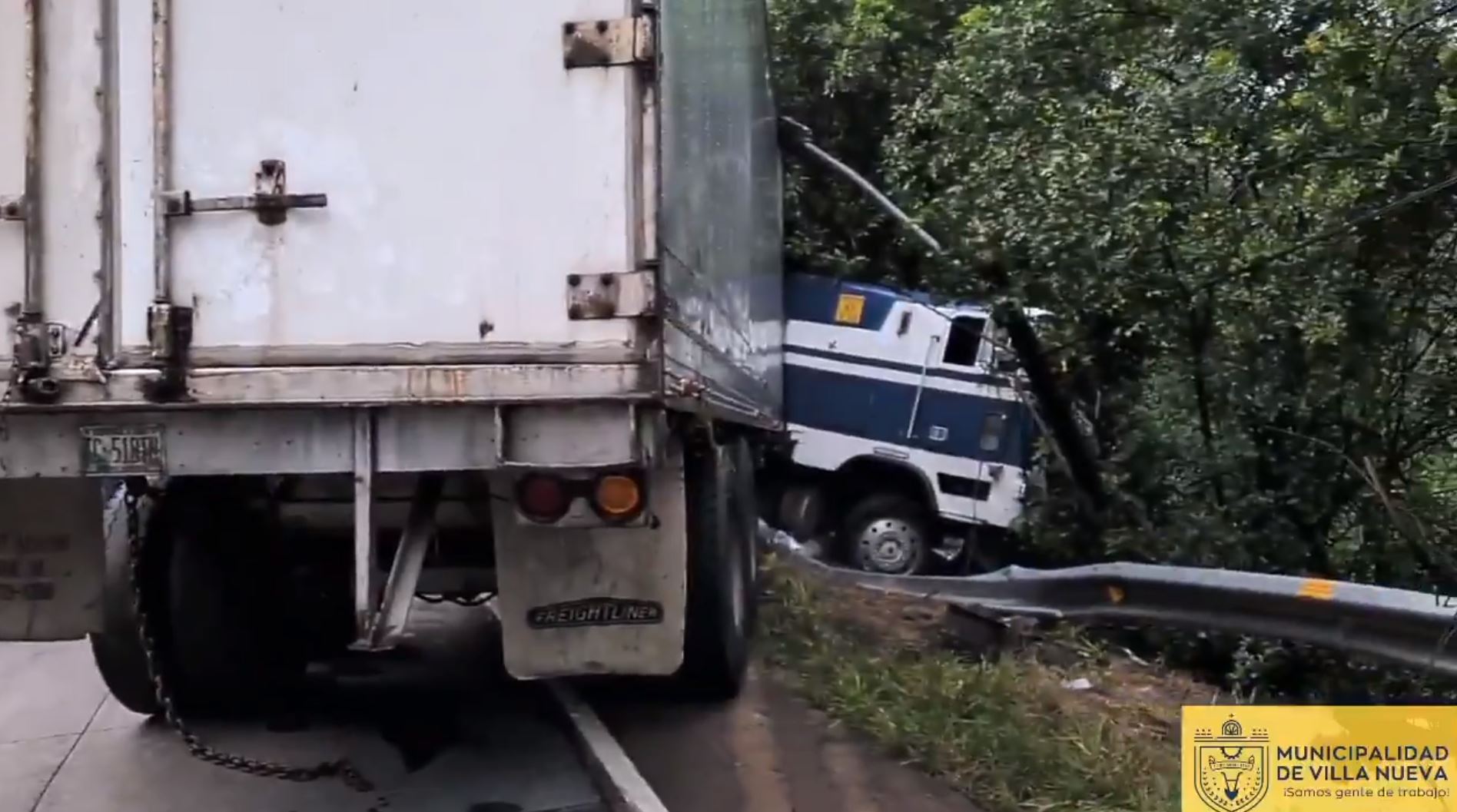 Tráiler choca con separadores viales y derriba un poste en km 12.5 al Pacífico, con dirección al Sur y eso ocasiona complicaciones en el tránsito. (Foto Prensa Libre: PMT Villa Nueva)