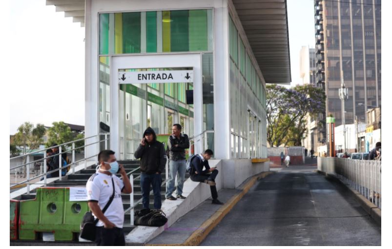 El transporte público es una de las actividades que aún no se ha reactivado al 100 por ciento. (Foto Prensa Libre: Hemeroteca PL)