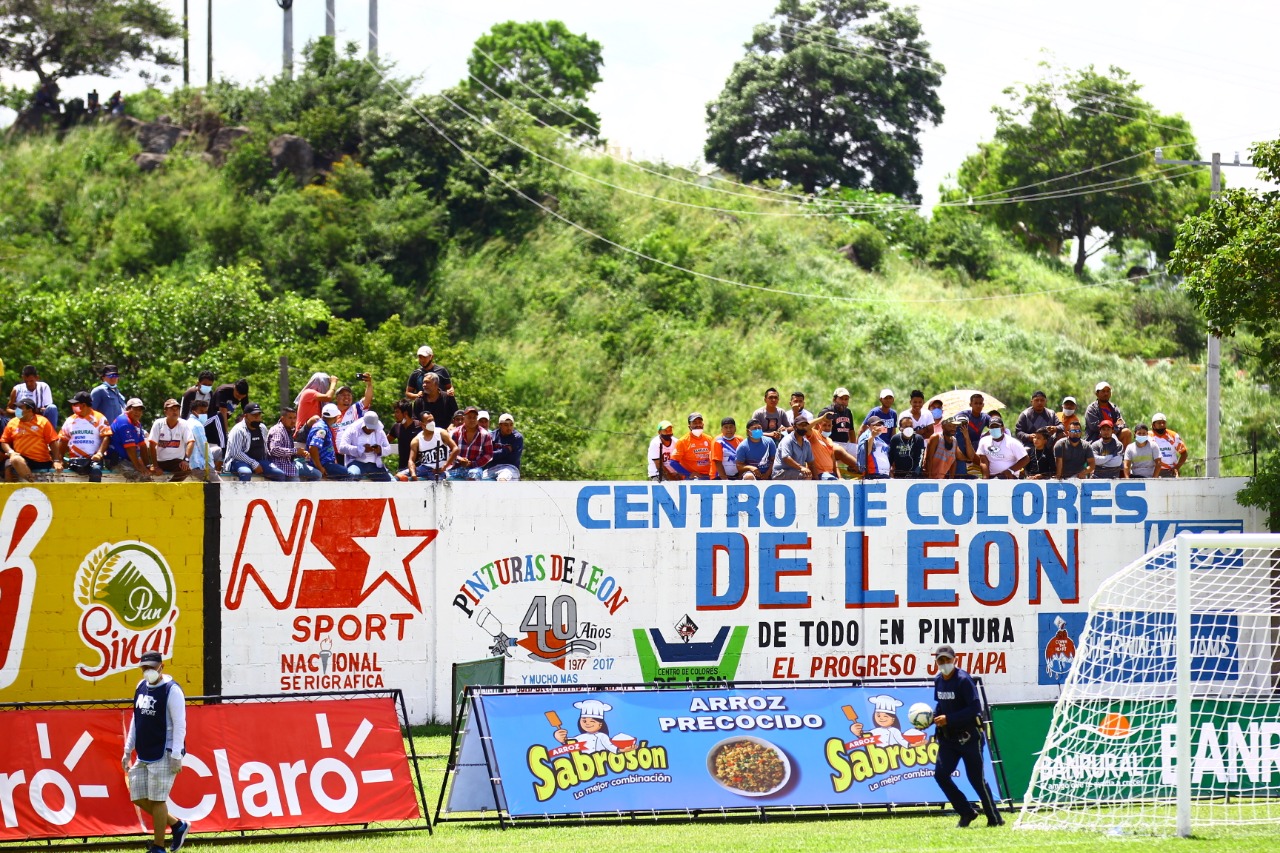 La afición de Achuapa se acercó al estadio Manuel Ariza para ver el partido entre su equipo y Municipal. (Foto Prensa Libre: Luis López)