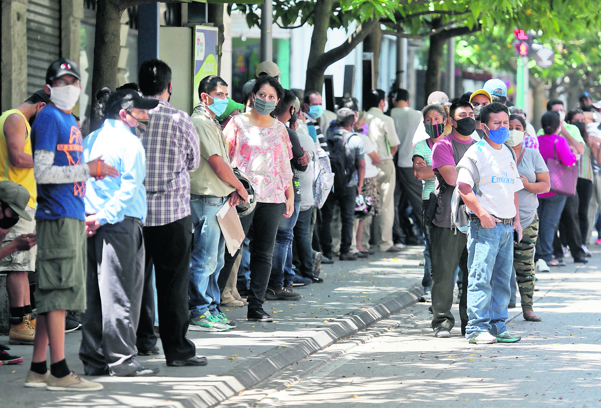 Desciende entre la población las prácticas de cuidado ante el contagio del covid-19,  el distanciamiento físico ya no es prioridad, y ha descendido el uso de la mascarilla. (Foto Prensa Libre: Hemeroteca PL)