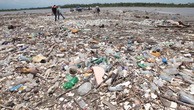 Recientemente autoridades del gobierno de Honduras y de Guatemala hicieron un recorrido por la desembocadura del río Motagua, en Puerto Barrios, Izabal, para constatar la gravedad de la contaminación en ese afluente. (Foto Prensa Libre: Hemeroteca PL)