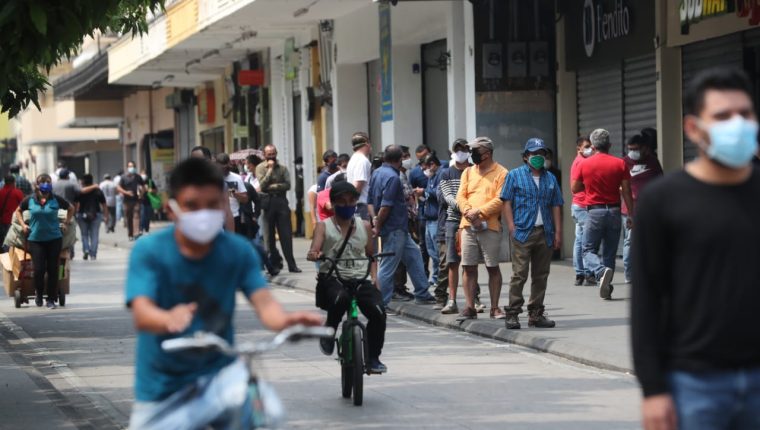 Ejecutivo destinó Q6 mil millones en préstamos para ayudar a familias afectadas por los efectos del coronavirus. (Foto Prensa Libre: Hemeroteca PL)