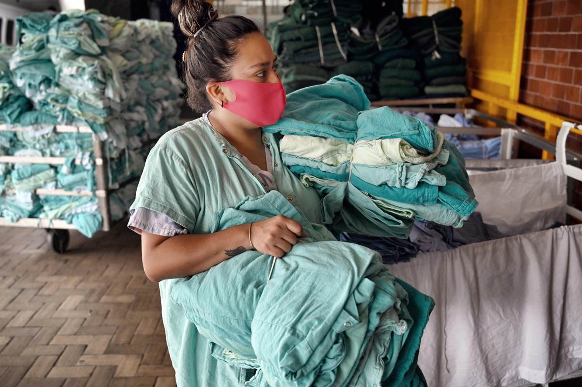 Los trabajadores "invisibles" saben que su trabajo es esencial y se juegan la vida en sus labores. Foto Prensa Libre: AFP.