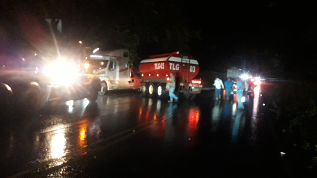 Voluntarios colaboran para ayudar a víctimas del accidente en Zacapa. (Foto Prensa Libre: Wilder López)