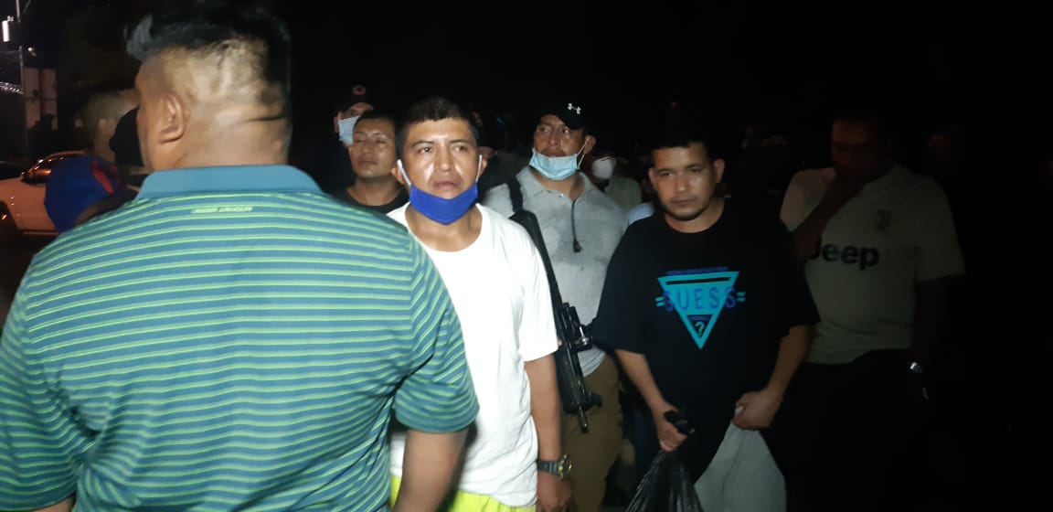 Guardias salen de la cárcel del Infiernito, luego de pasar casi 12 horas de retención. (Foto Prensa Libre: Carlos Paredes)