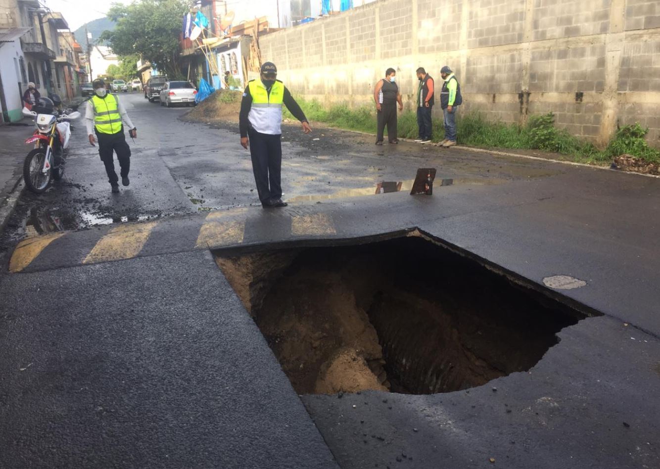 Hundimiento en la calle principal de la colonia Pablo VI, en la zona 7 de Mixco. (Foto Prensa Libre: Mynor Espinoza)