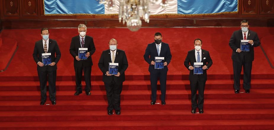 El Plan para la Recuperación Económica de Guatemala fue presentado por Antonio Malouf, ministro de Economía —al centro—, junto a los ministros de Finanzas, Álvaro González Ricci; Agricultura, José Ángel López; Energía y Minas, Alberto Pimentel,  y Josué Lemus, de Comunicaciones. (Foto Prensa Libre: Esbin García)