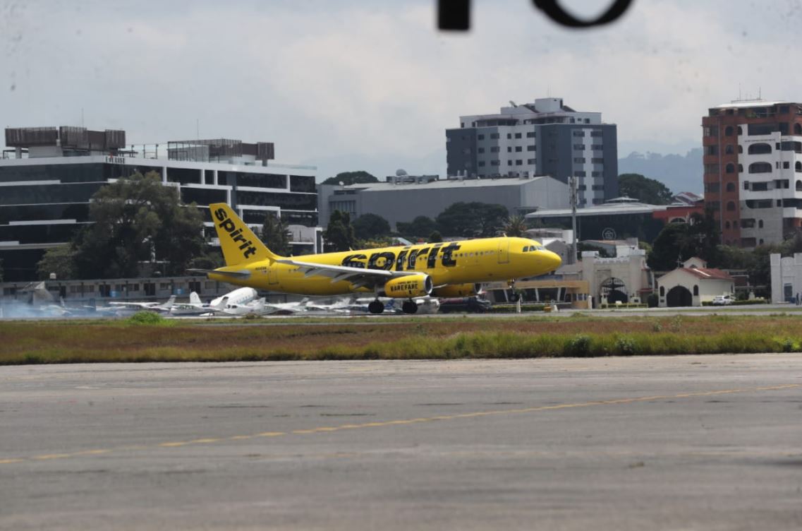 Avión de Spirit, que voló de Fort Lauderdale, Estados Unidos, fue el primer vuelo comercial en llegar al Aeropuerto Internacional La Aurora, luego de seis meses. (Foto Prensa Libre: Érick Ávila)