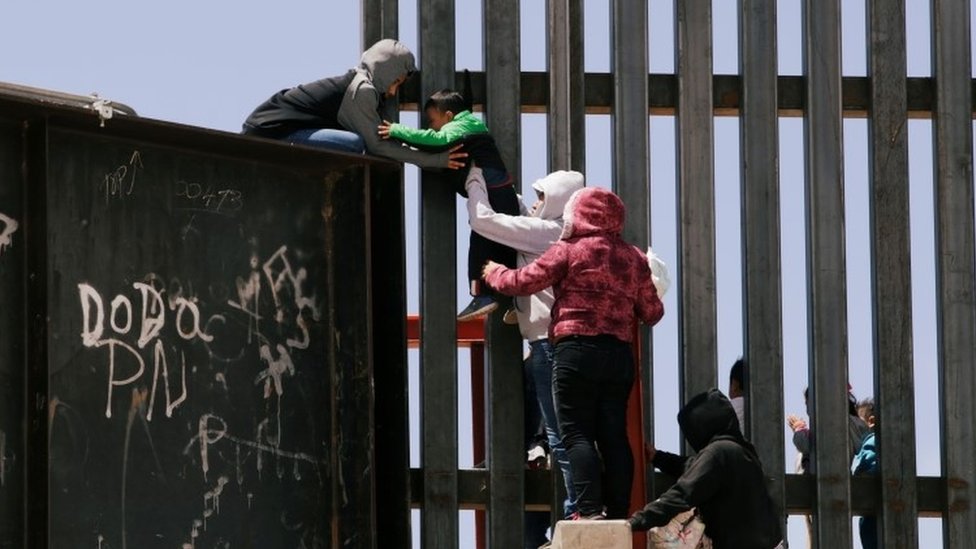 Se cree que cientos de niños están viviendo en Estados Unidos sin sus padres.