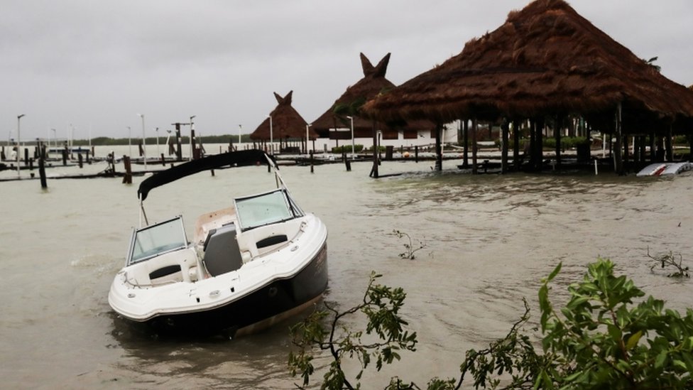 El huracán Delta, de categoría 2, tocó tierra en México este miércoles.