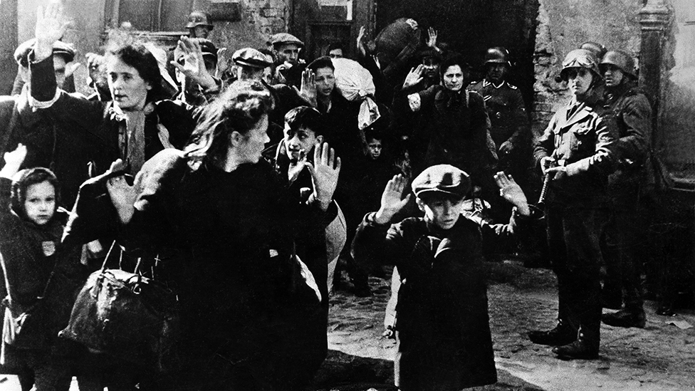 Unos 450.000 judíos fueron encerrados en el gueto de Varsovia, donde los nazis planeaban exterminarlos a través del hambre y la enfermedad.