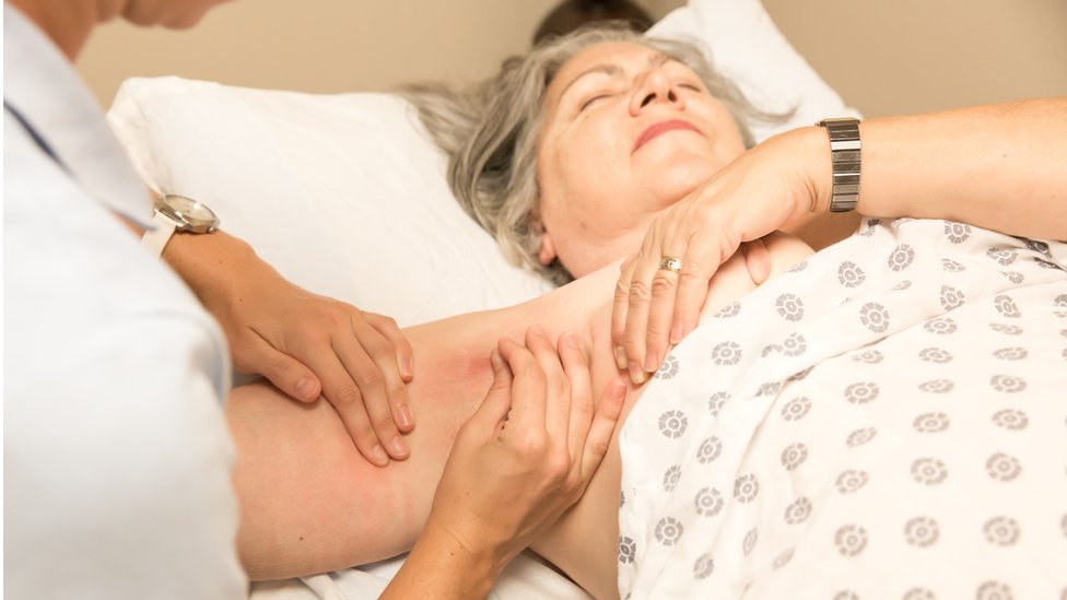 Muchas mujeres desarrollan linfedema después de una cirugía de cáncer de pecho.