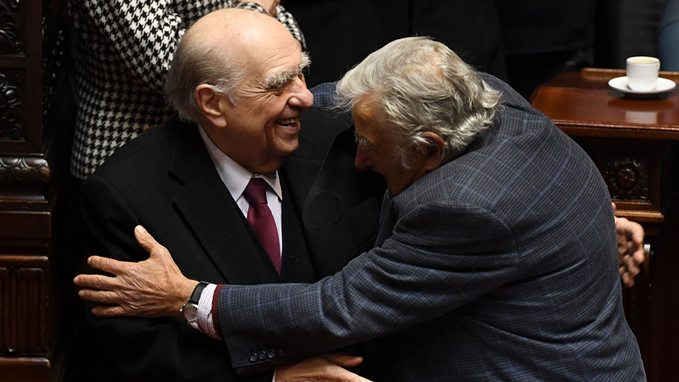 El abrazo de despedida entre dos rivales históricos: el expresidente conservador Julio María Sanguinetti (izq.) y el exmandatario socialista José "Pepe" Mujica.

