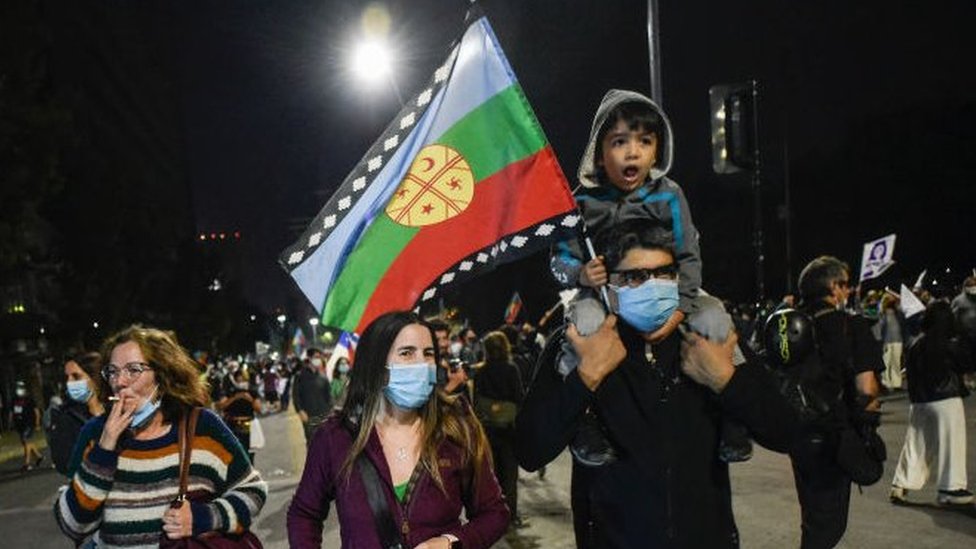 Muchos celebraron la victoria del "Apruebo" en el plebiscito ondeando la bandera mapuche.

