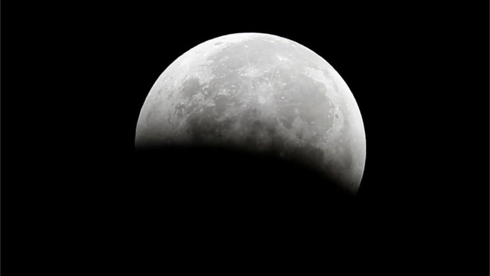 Con la ayuda de un observatorio aéreo, los científicos detectaron moléculas de agua en la Luna,.