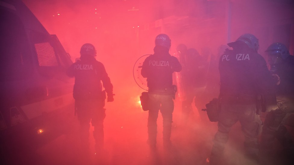 Los manifestantes salieron a la calle poco después de aplicarse las nuevas restricciones. (Foto Prensa Libre: EPA)