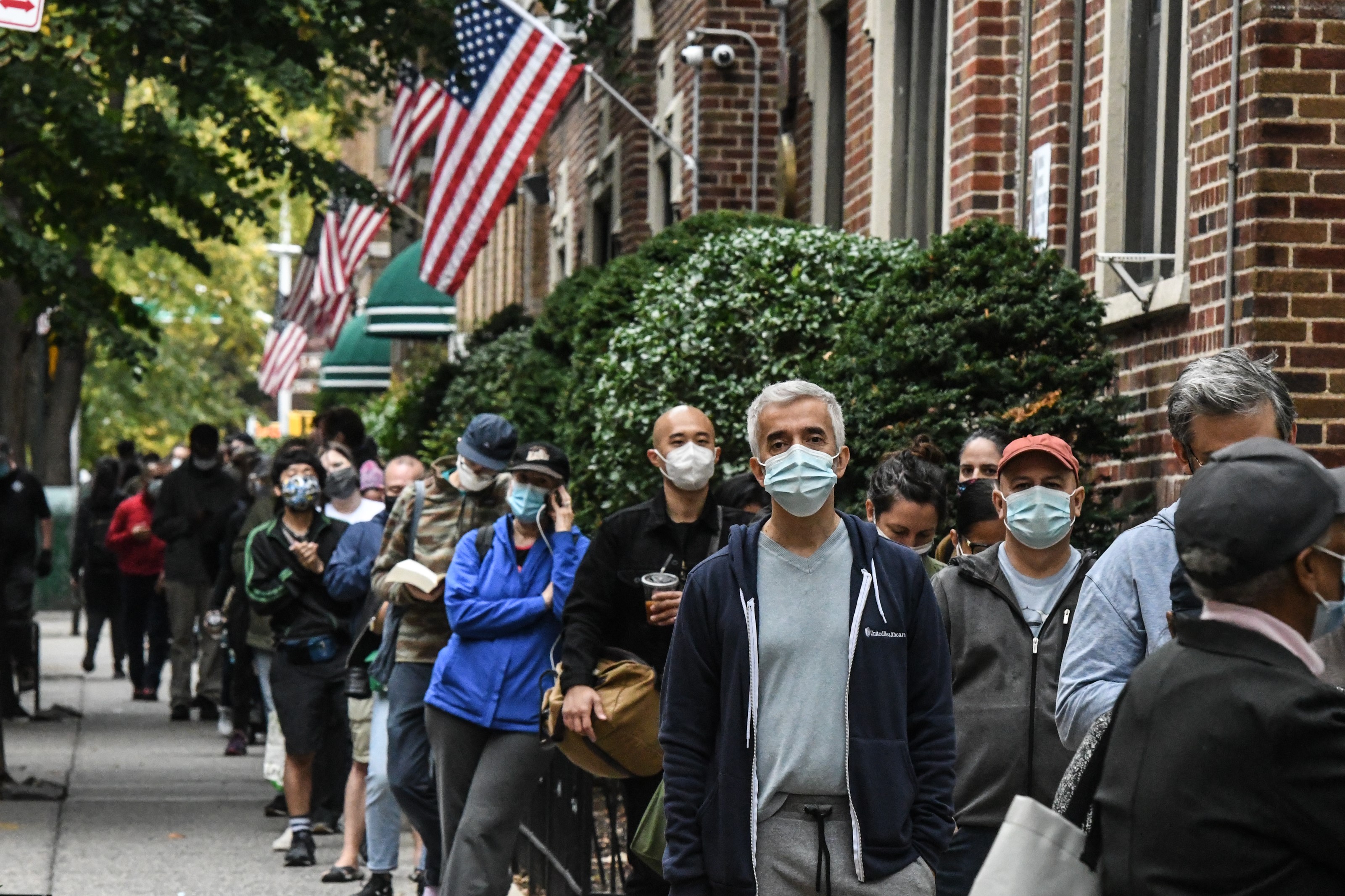 La gente espera en una fila para votar en la Biblioteca Pública de Queens durante la votación anticipada para las elecciones presidenciales de los Estados Unidos el 24 de octubre de 2020. (Foto Prensa Libre: AFP)