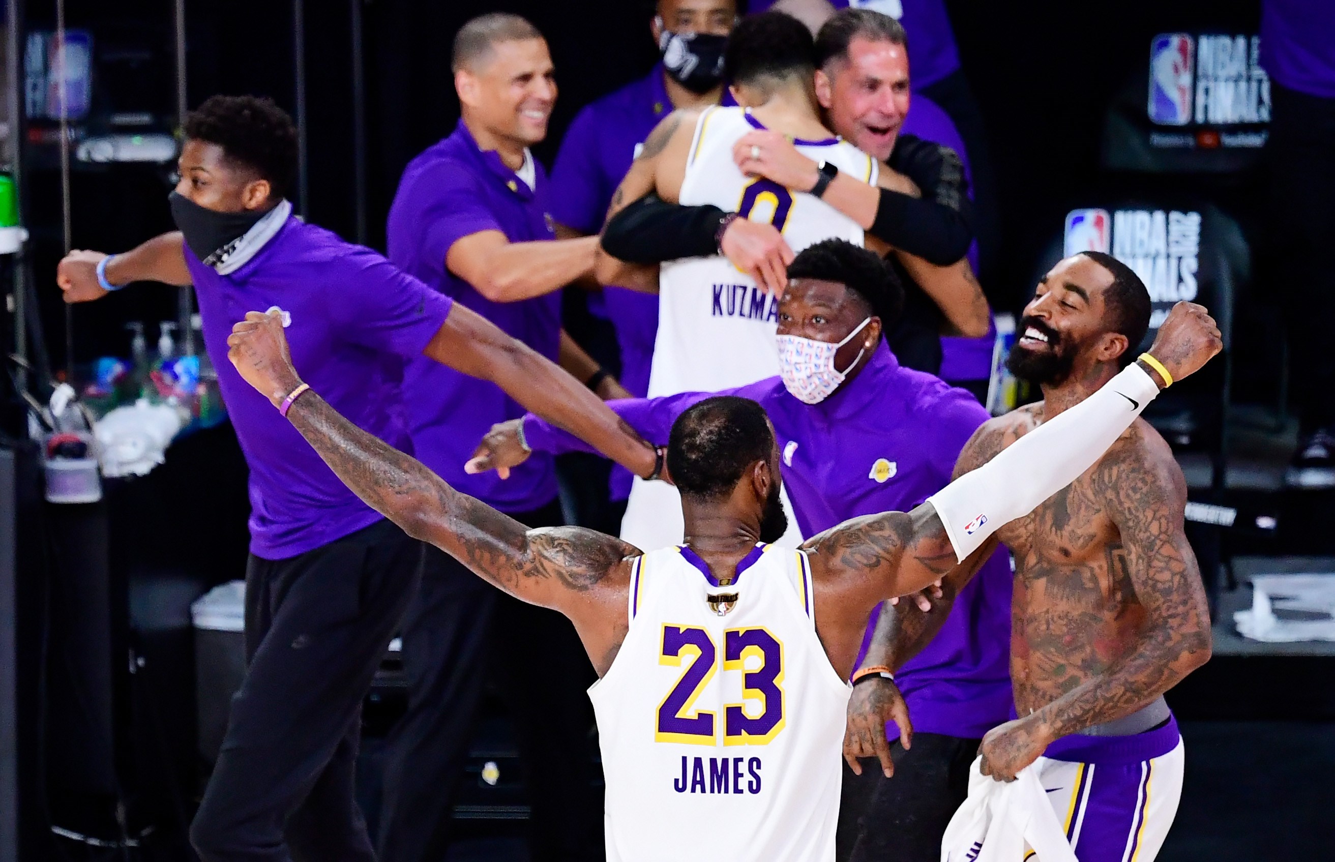 Lebron James recibió por cuarta ocasión el título de MVP de la NBA. (Foto Prensa Libre: AFP)