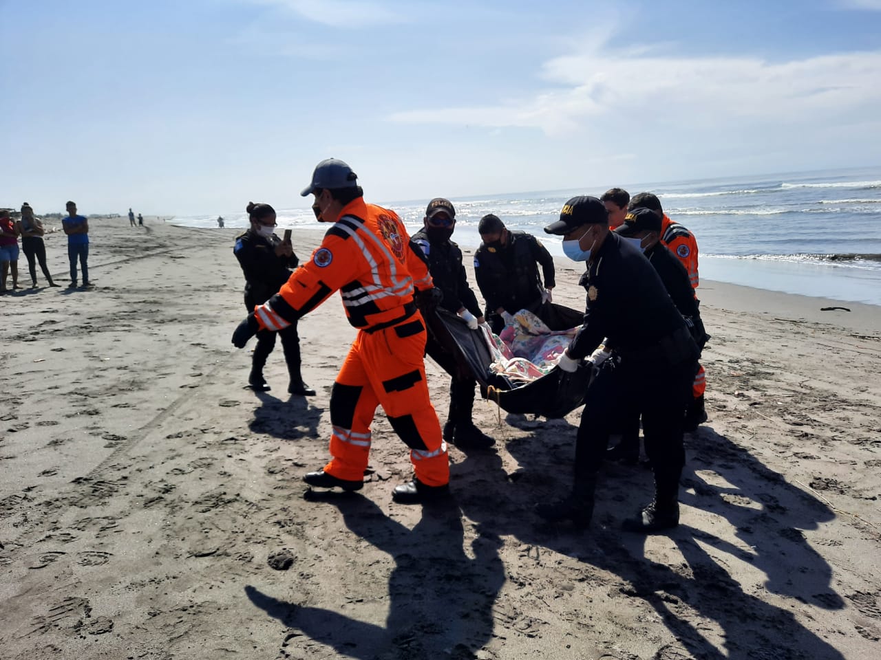 El cadáver de Telmo Anselmo Ramírez fue localizado en las playas de Churirín, Mazatenango, Suchitepéquez. (Foto Prensa Libre: Bomberos Voluntarios)