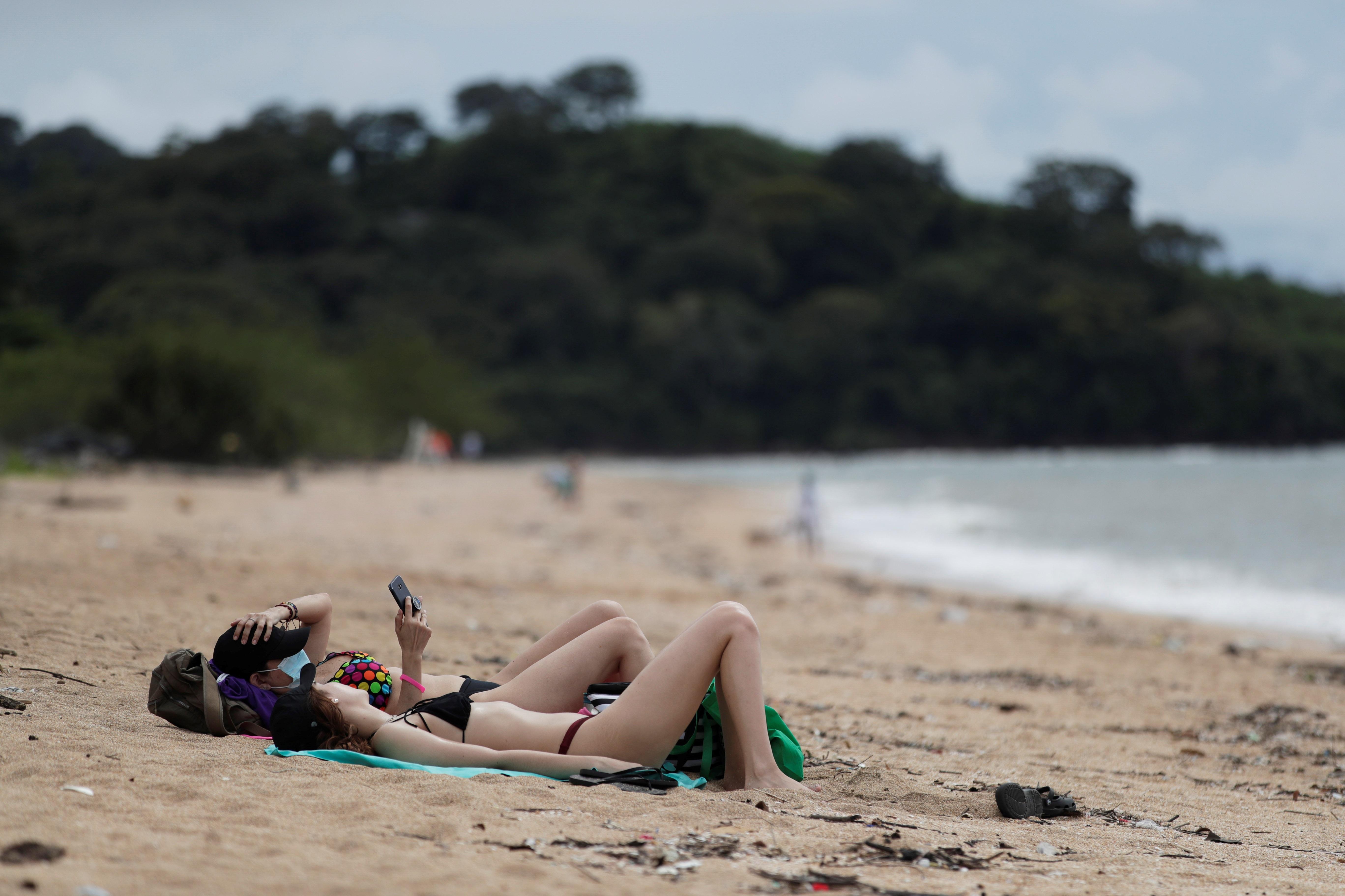 Grupos de personas disfrutan la playa de Veracruz hoy, durante el primer día de reapertura, en Ciudad de Panamá. Foto Prensa Libre: EFE