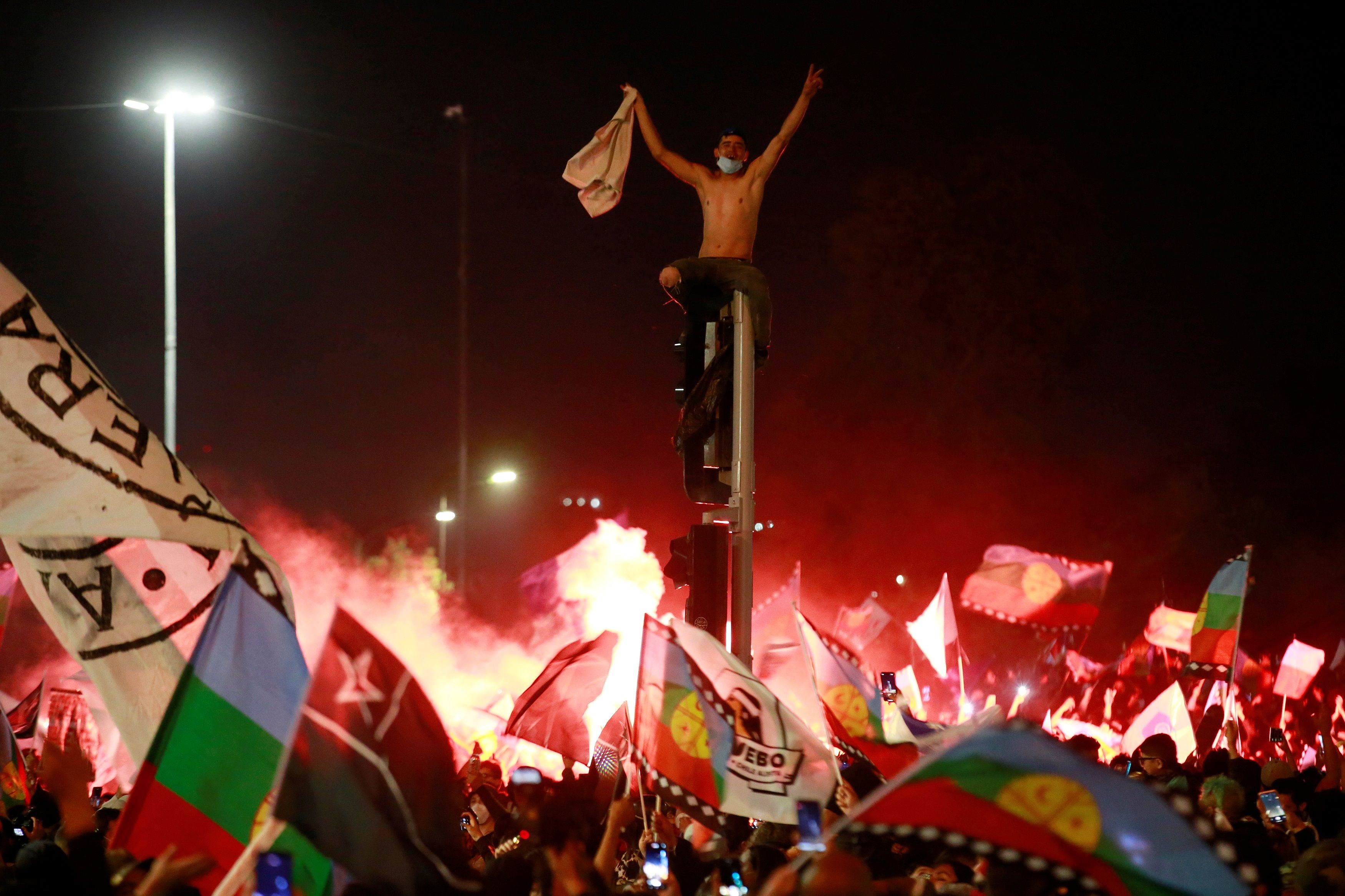 Decenas de personas celebran luego de conocer los resultados parciales del plebiscito constitucional, que apuntan al triunfo por una nueva Carta Magna hoy, en Santiago (Chile). Foto Prensa Libre: EFE. 