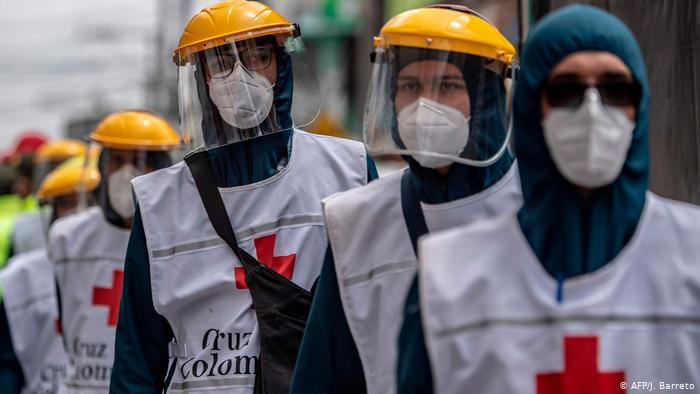 Las gotitas de saliva que se expanden con el aire son una de las principales fuentes de contagio del coronavirus, advierten científicos. (Foto: AFP)