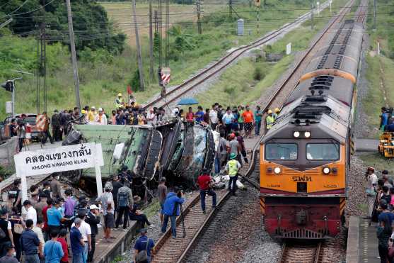 Según la Organización Mundial de la Salud (OMS), las carreteras de Tailandia son las segundas más peligrosas del mundo, donde cada año mueren unas 24 mil personas en accidentes. (Foto Prensa Libre: EFE)